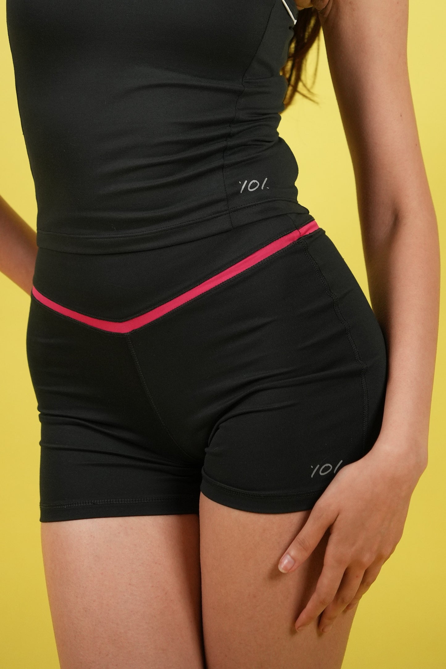 GLIDE SHORTS (Graphite/Pink)