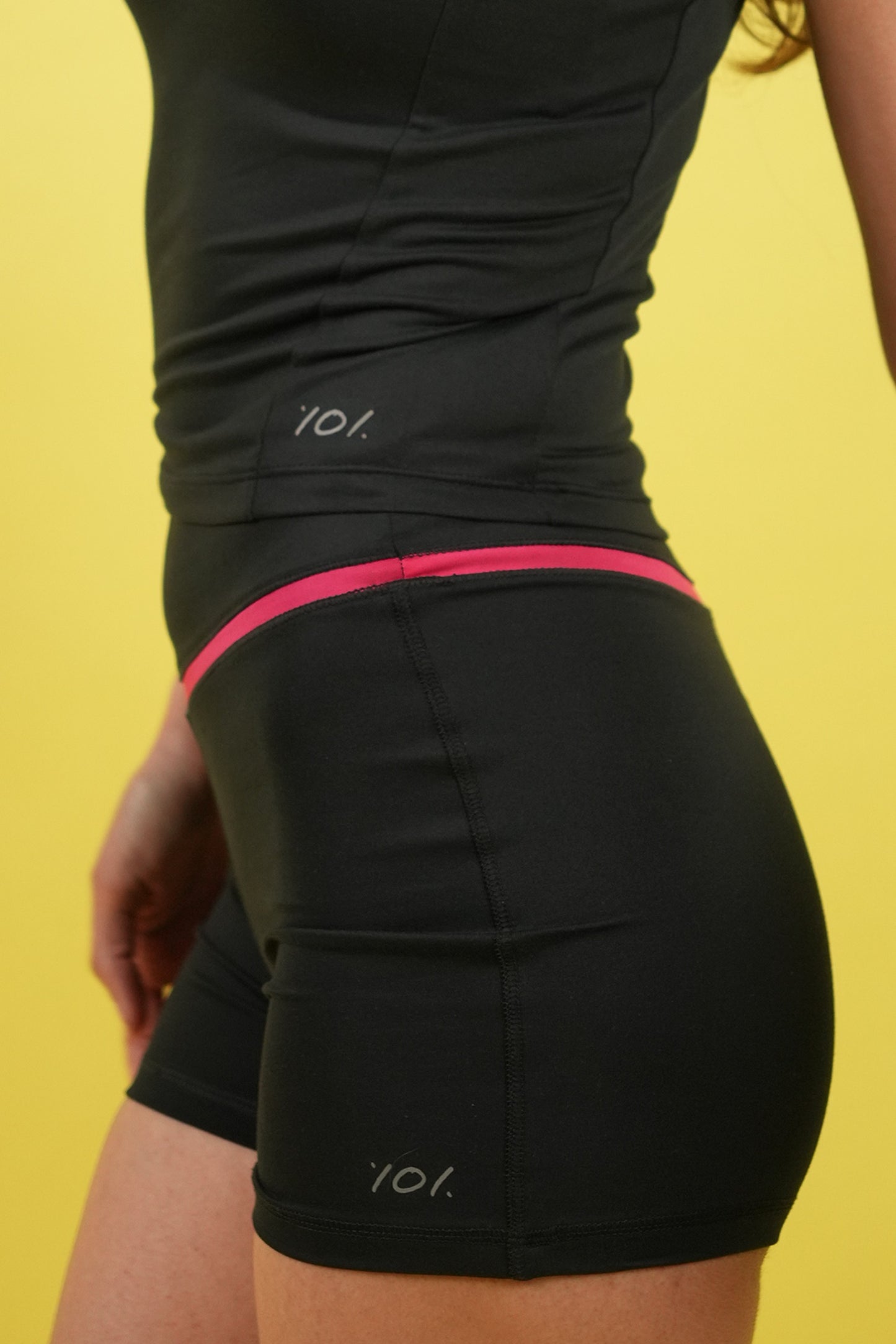 GLIDE SHORTS (Graphite/Pink)