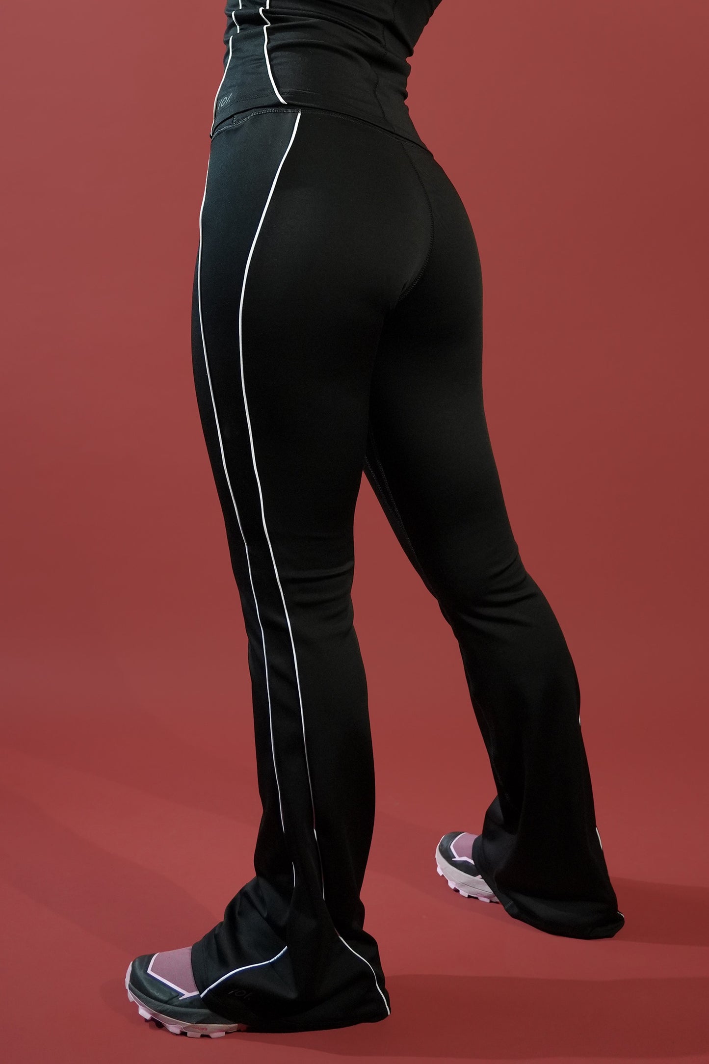MOTION FLARED TRACKS (BLACK)